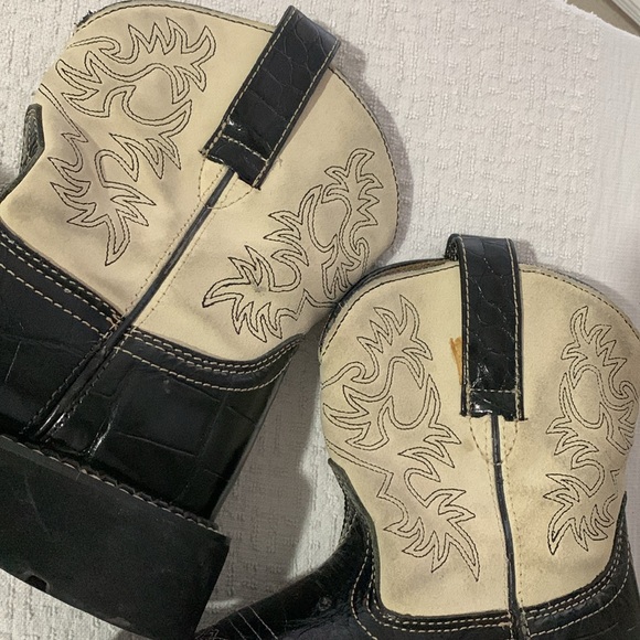 ARIAT Woman’s Embossed Fatbaby Western Boots - Picture 11 of 15